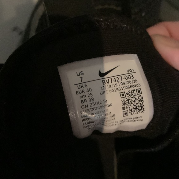 Nike basketball shoes worn very few times and in good condition - Picture 4 of 4